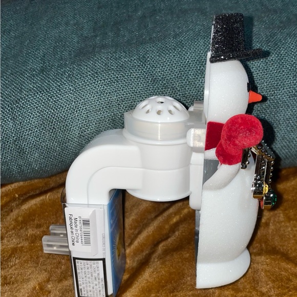 Bath & Body Works Snowman With Gems 24/7 Nightlight Wallflower Plug - Picture 3 of 4